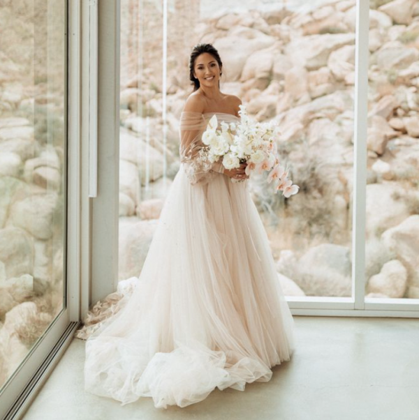 Gaun dengan tulle layer yang elegan